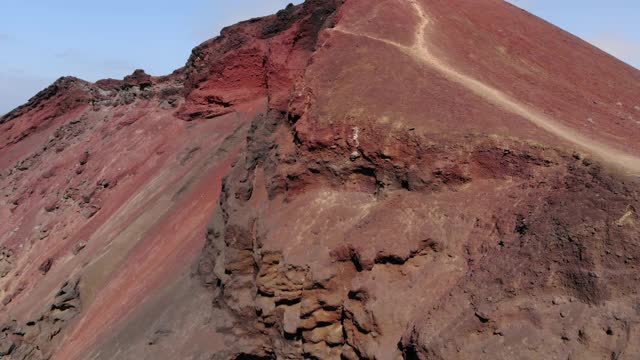 西班牙兰萨罗特拉圣塔村附近的红色山坡火山口。鸟瞰图视频素材