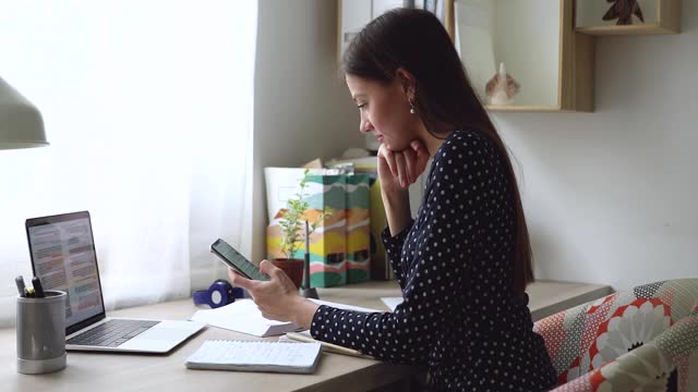 快乐的年轻女子收到了好消息。视频素材