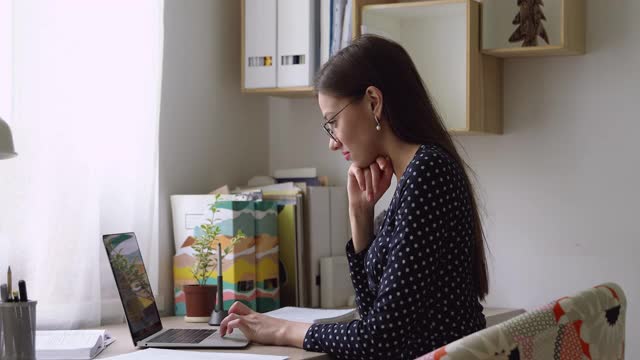 情绪激动的年轻女子庆祝赢得成功。视频素材