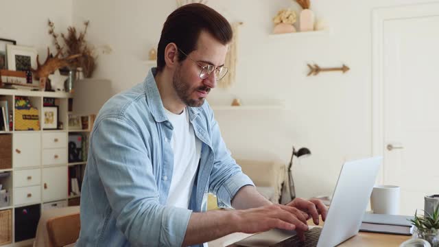 快乐的年轻商人感到兴奋阅读电子邮件与好消息。视频素材