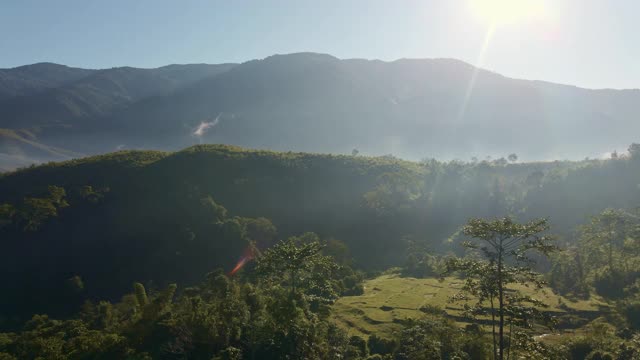 泰国北部雨林山鸟瞰图，多莉拍摄视频素材