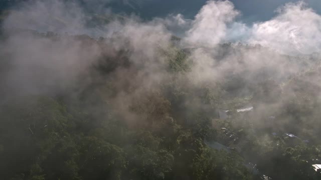 泰国北部雨林山鸟瞰图，多莉拍摄视频素材