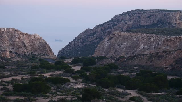 西班牙，多岩石海岸，海上有船视频素材