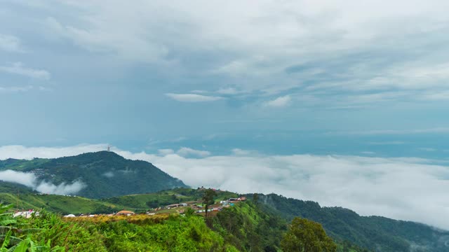 美丽的宝塔在热带山脉与雾流动在早晨，时间流逝视频视频素材