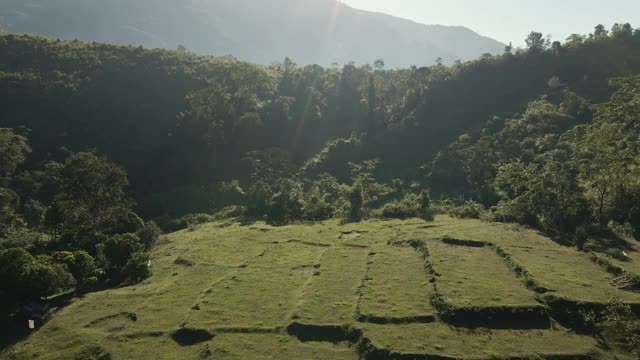 泰国北部雨林山鸟瞰图，多莉拍摄视频素材