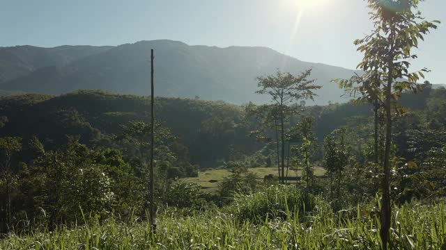 泰国北部雨林山鸟瞰图，多莉拍摄视频素材