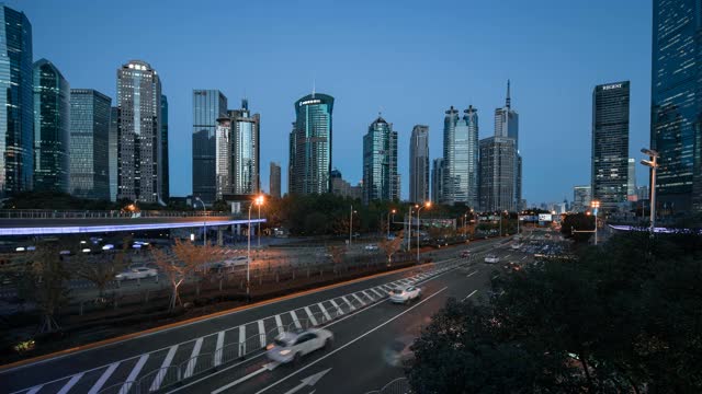 时光流逝，中国上海陆家嘴夜晚的交通。视频素材