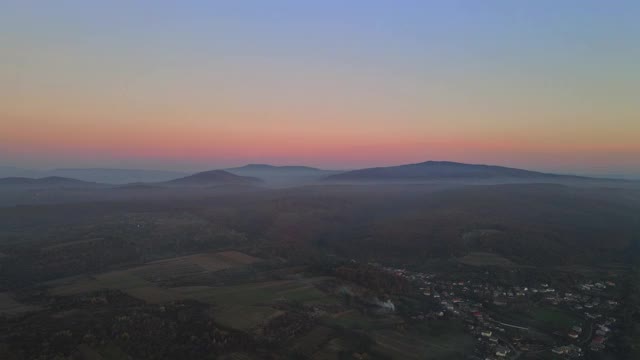 美丽的风景，秋天的风景，村庄，山，山，田野，日落与雾视频素材