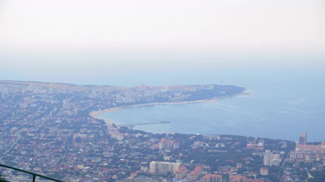 格伦齐克城市全景从上面的海岸。海滨度假城市全景。格伦齐克山顶上的东正教十字纪念碑。视频素材