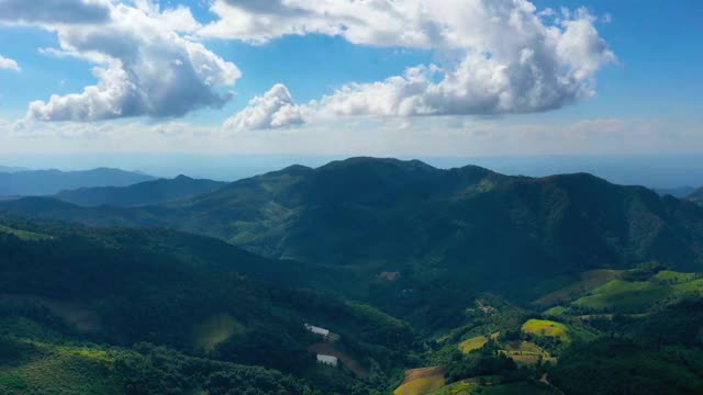 鸟瞰图的全景山在蓝天白云在Mae Hong Son省的白天，泰国。视频下载