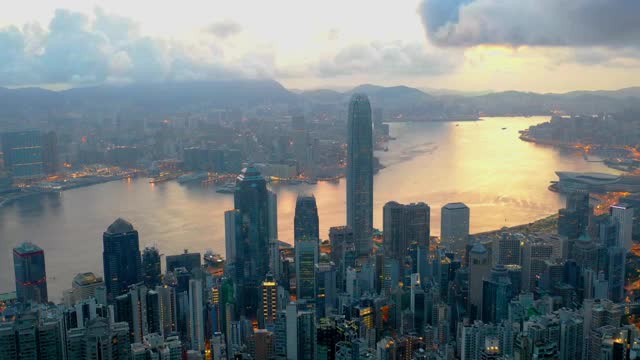 从山顶眺望香港城市的天际线。视频素材