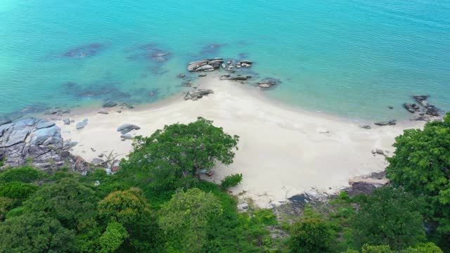 大海，海滩和丛林的鸟瞰图与蓝天在那空斯塔马拉，泰国视频素材