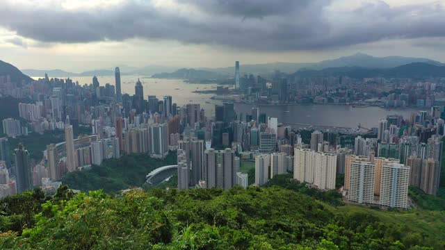 从山顶眺望香港城市的天际线。视频下载