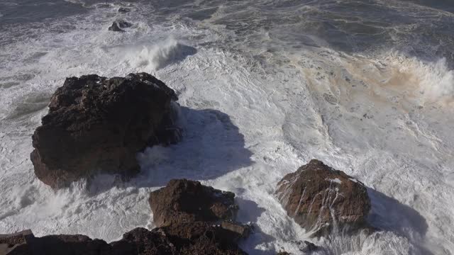 巨浪拍打着海岸线上的岩石视频素材