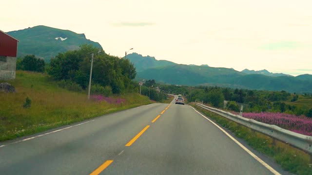 美丽的大自然POV车驾，山峦风光车行，地中海沿岸弯弯曲曲的柏油路视点，蔚蓝的天空伴着白云地平线。观点开车。视频股票。4 k视频素材