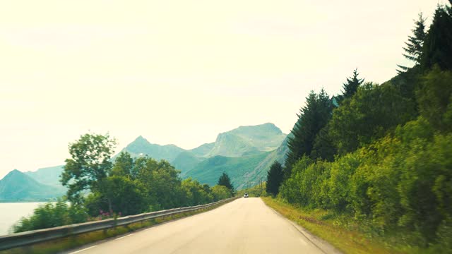 美丽的大自然POV车驾，山峦风光车行，地中海沿岸弯弯曲曲的柏油路视点，蔚蓝的天空伴着白云地平线。观点开车。视频股票。4 k视频素材