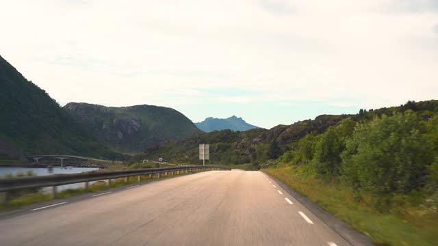 美丽的大自然POV车驾，山峦风光车行，地中海沿岸弯弯曲曲的柏油路视点，蔚蓝的天空伴着白云地平线。观点开车。视频股票。4 k视频素材