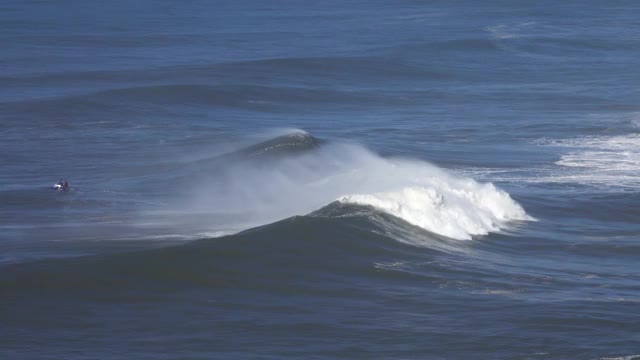 波涛汹涌的海面上翻滚的大浪视频素材