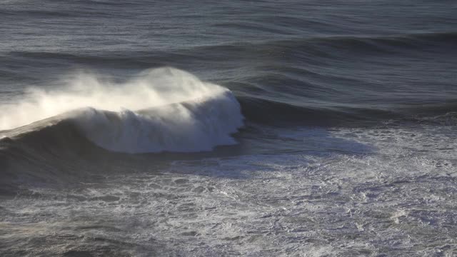 波涛汹涌的海面上波涛翻滚视频素材