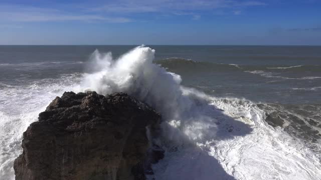 巨浪拍打着海岸线上的岩石视频素材