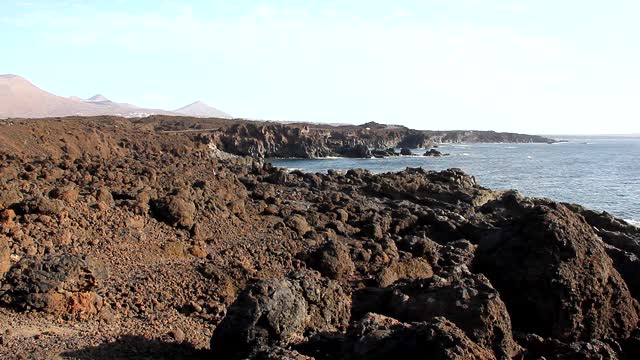 火山景观公路海岸车在兰萨罗特视频素材