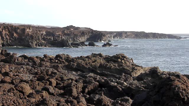 沿着兰萨罗特火山海岸公路行驶的汽车视频素材