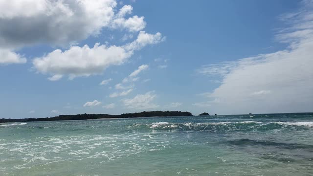 美丽的热带景观海滩海岛与海洋蓝天在巴拿马夏季海滩度假/海浪沙滩水和海岸海景视频素材