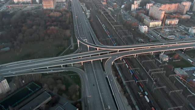 黎明时分，大城市中心多层次交通立交鸟瞰图。从高处俯瞰现代城市美丽的全景景观基础设施视频素材