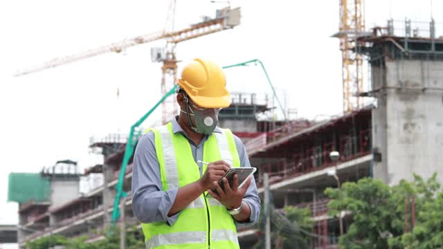 大型建筑结构的检查员正在检查建筑工地的运作情况。视频素材