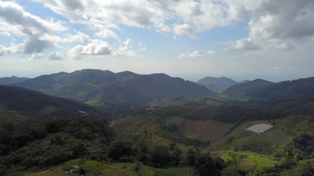 山脉，山峰，悬崖，岩石，山脊，景观，绿草，天空，云彩，自然，无人机视频。视频素材