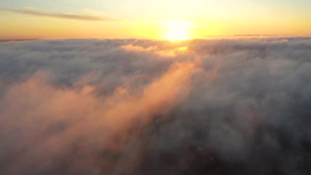 时间流逝美丽的天空和云彩在日出。日落的云彩与蓝天的时间流逝。在移动的云景中飞行。纹理的云。全景。云在运动视频素材