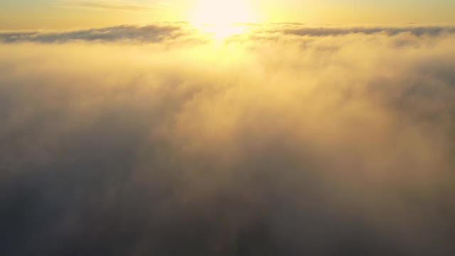 时间流逝美丽的天空和云彩在日出。日落的云彩与蓝天的时间流逝。在移动的云景中飞行。纹理的云。全景。云在运动视频素材