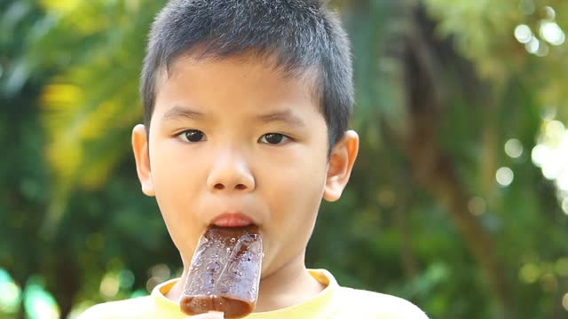 泰国小孩吃冰淇淋视频素材