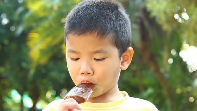 泰国小孩吃冰淇淋视频素材