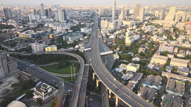 无人机鸟瞰泰国首都曼谷的高速公路和立交桥交叉口道路的建筑结构和交通概念视频素材