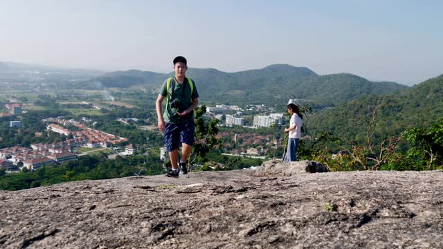 亚洲儿童背包客在阳光明媚的日子里一起登山，户外探险的概念。视频素材