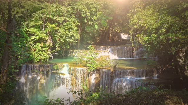 Huay Mae Khamin瀑布位于美丽的层次深鱼，是泰国北碧府的一个著名瀑布。视频素材