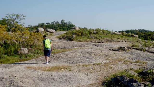 亚洲儿童背包客在阳光明媚的日子里一起登山，户外探险的概念。视频素材