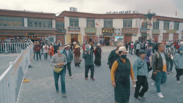 信徒在大昭寺前祈祷，西藏，中国。视频素材