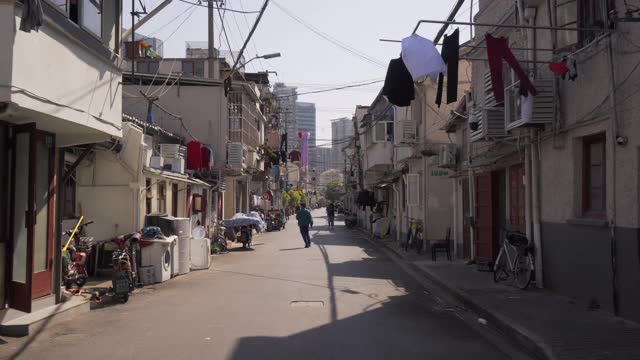 Pov:走在繁华的城市街道之间古雅的东方房子在阳光日-中国上海视频素材