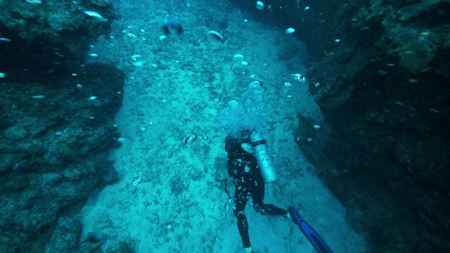 在伯利兹城的海边游泳时，潜水员吹泡泡视频素材