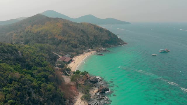 黄色沙滩附近的绿松石海水上部视图视频素材