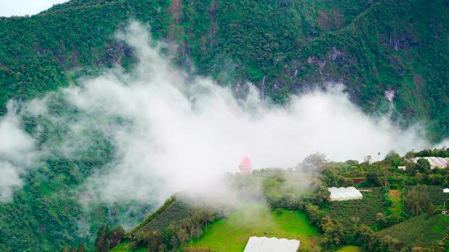 封锁:缕缕云彩在郁郁葱葱的树木覆盖的山丘上盘旋-瓜亚基尔，厄瓜多尔视频素材