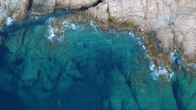 空中倾斜:在西班牙贝格镇附近的岩石海岸线上海浪拍打视频素材