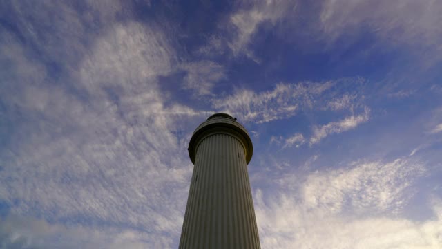 锁定时间推移:卧龙岗头灯塔对天空视频素材