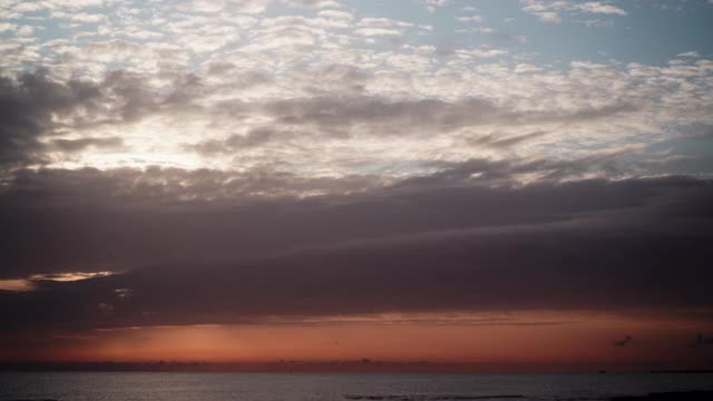 海景。早晨海面上的云，时间流逝视频素材