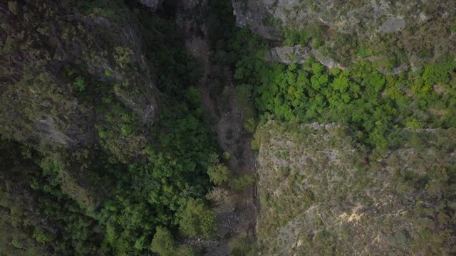 空中向前倾斜:峡谷中岩石形成对天空-邦戈尼亚国家公园，澳大利亚视频素材