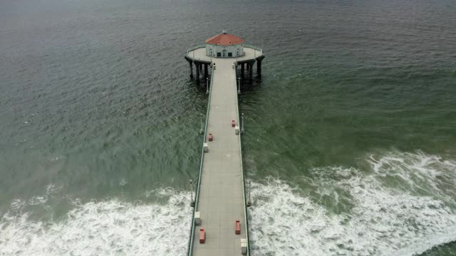 空中向前:晴天时海上的空码头-曼哈顿海滩，加利福尼亚视频素材