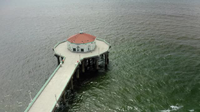 空中淘金:海上码头与海浪拍打海岸-曼哈顿海滩，加利福尼亚视频素材