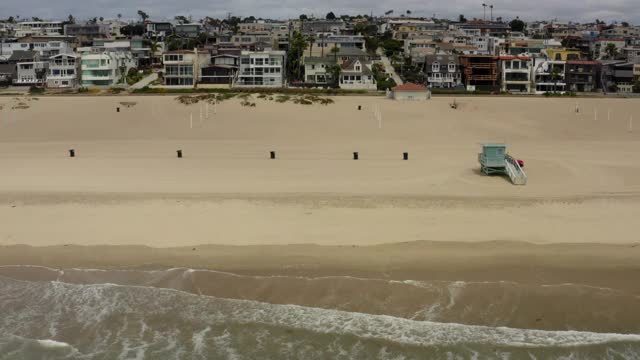 空中淘金:海岸城市与空海滩在流行病-曼哈顿海滩，加利福尼亚视频素材